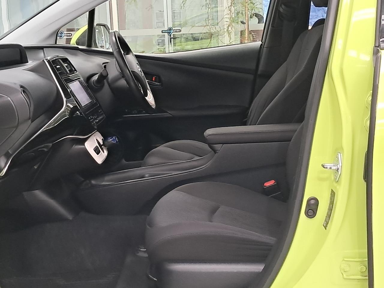 2016 Toyota Prius thumbnail