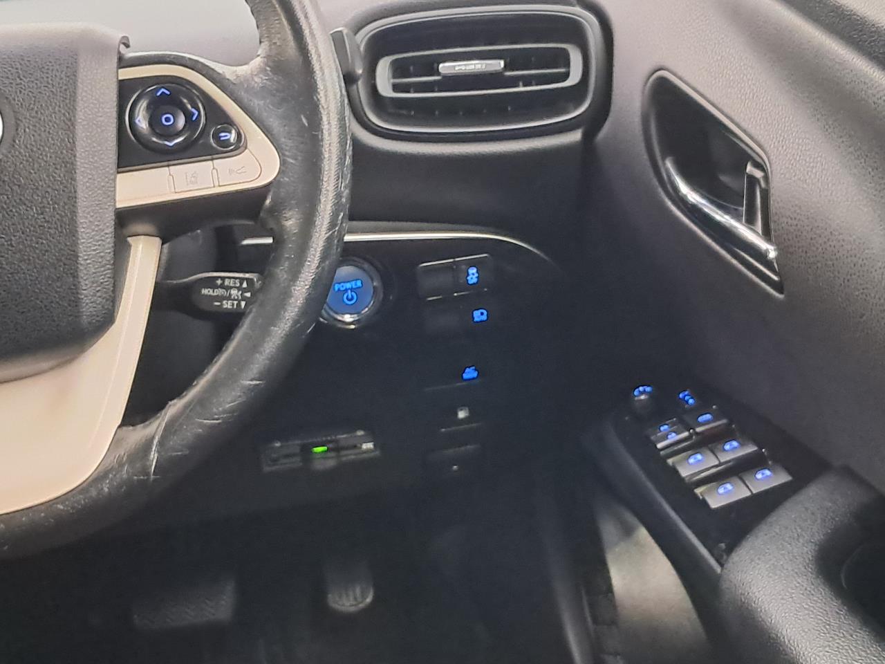 2016 Toyota Prius thumbnail