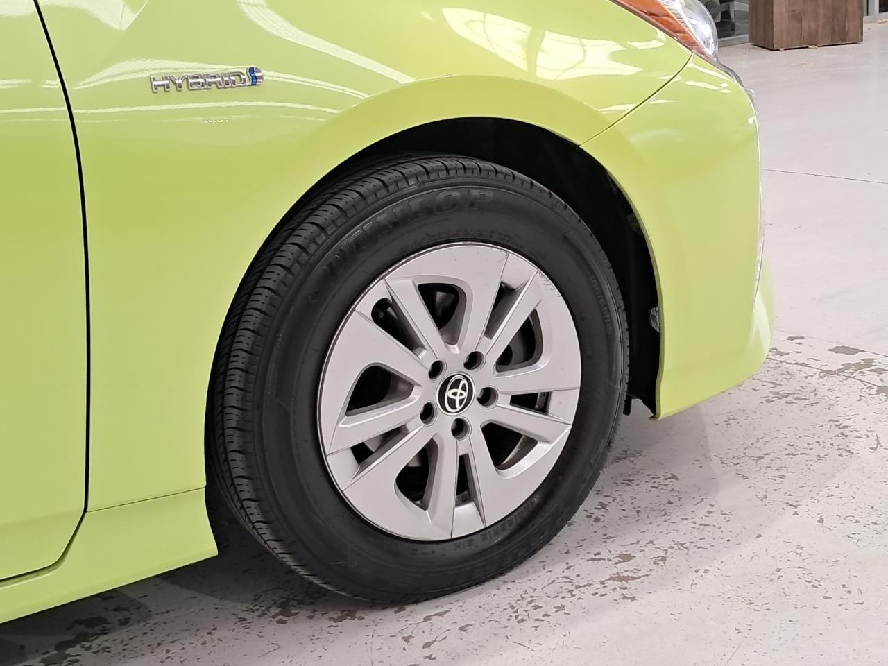 2016 Toyota Prius thumbnail