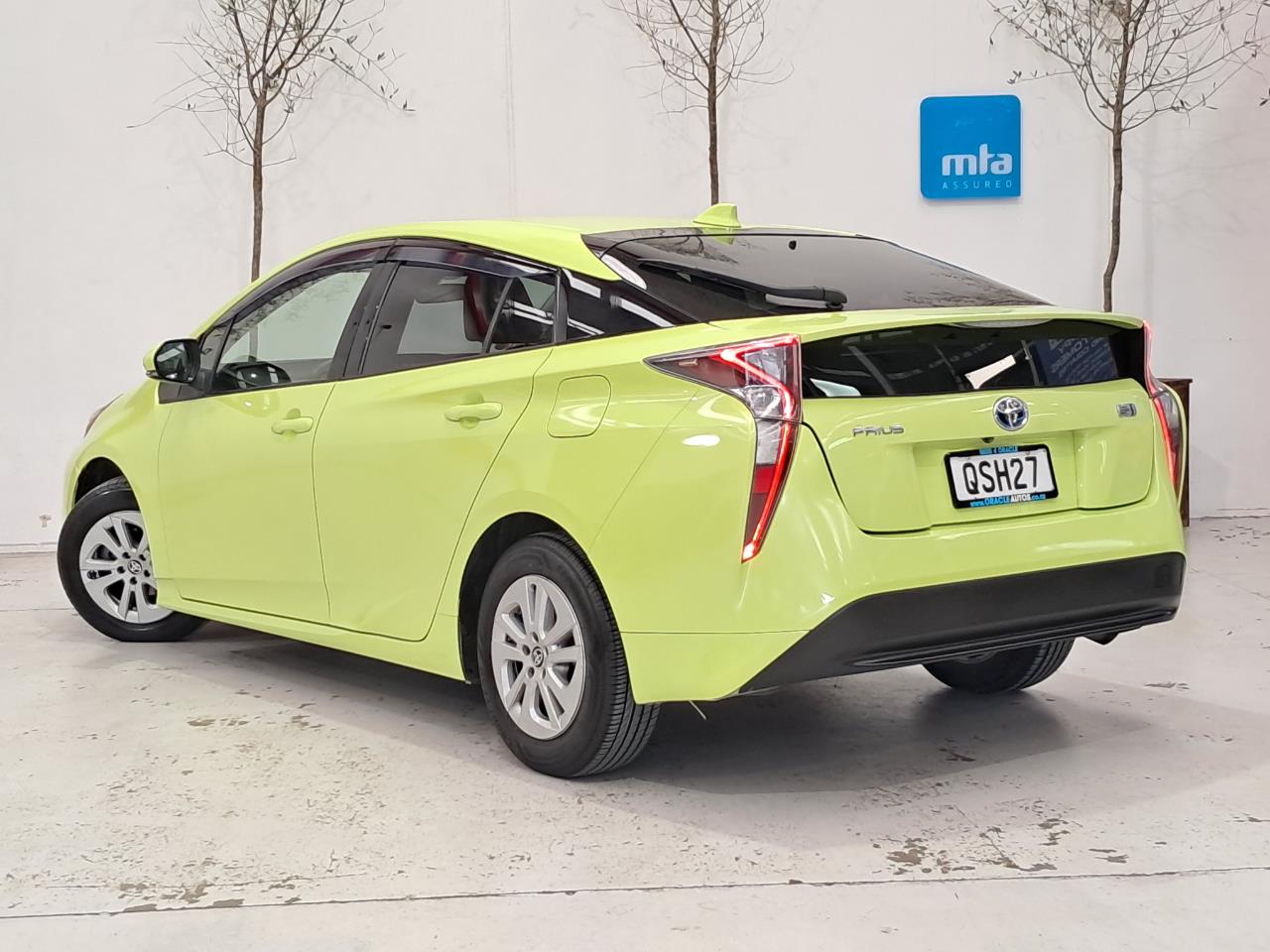 2016 Toyota Prius thumbnail