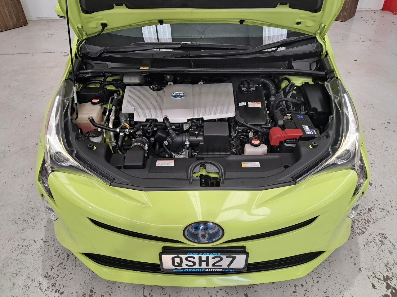 2016 Toyota Prius thumbnail