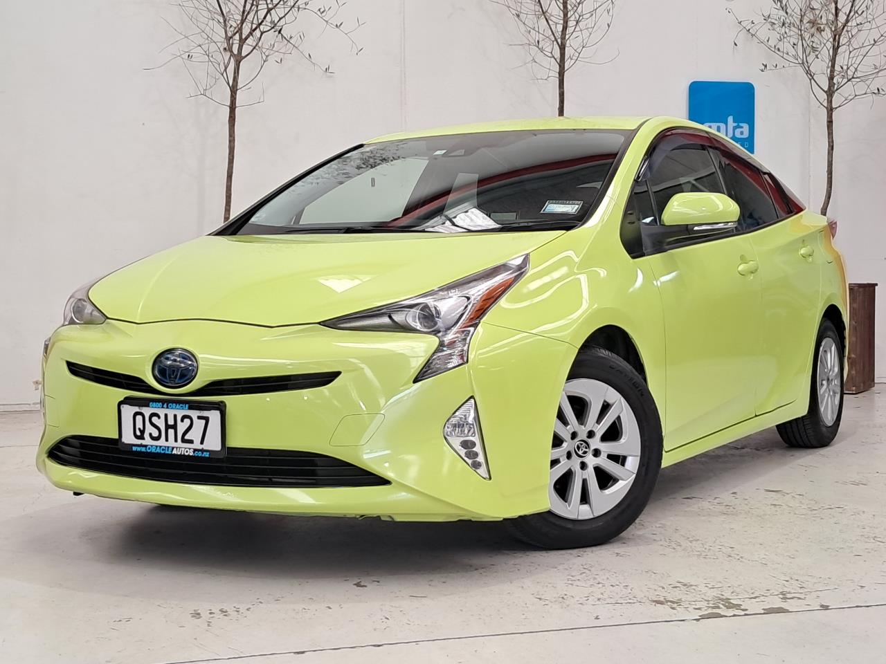 2016 Toyota Prius thumbnail