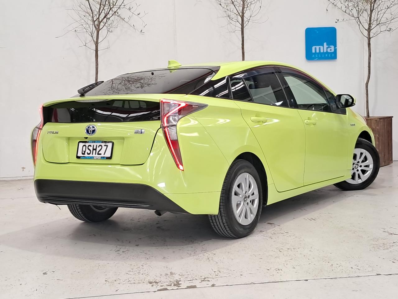2016 Toyota Prius thumbnail