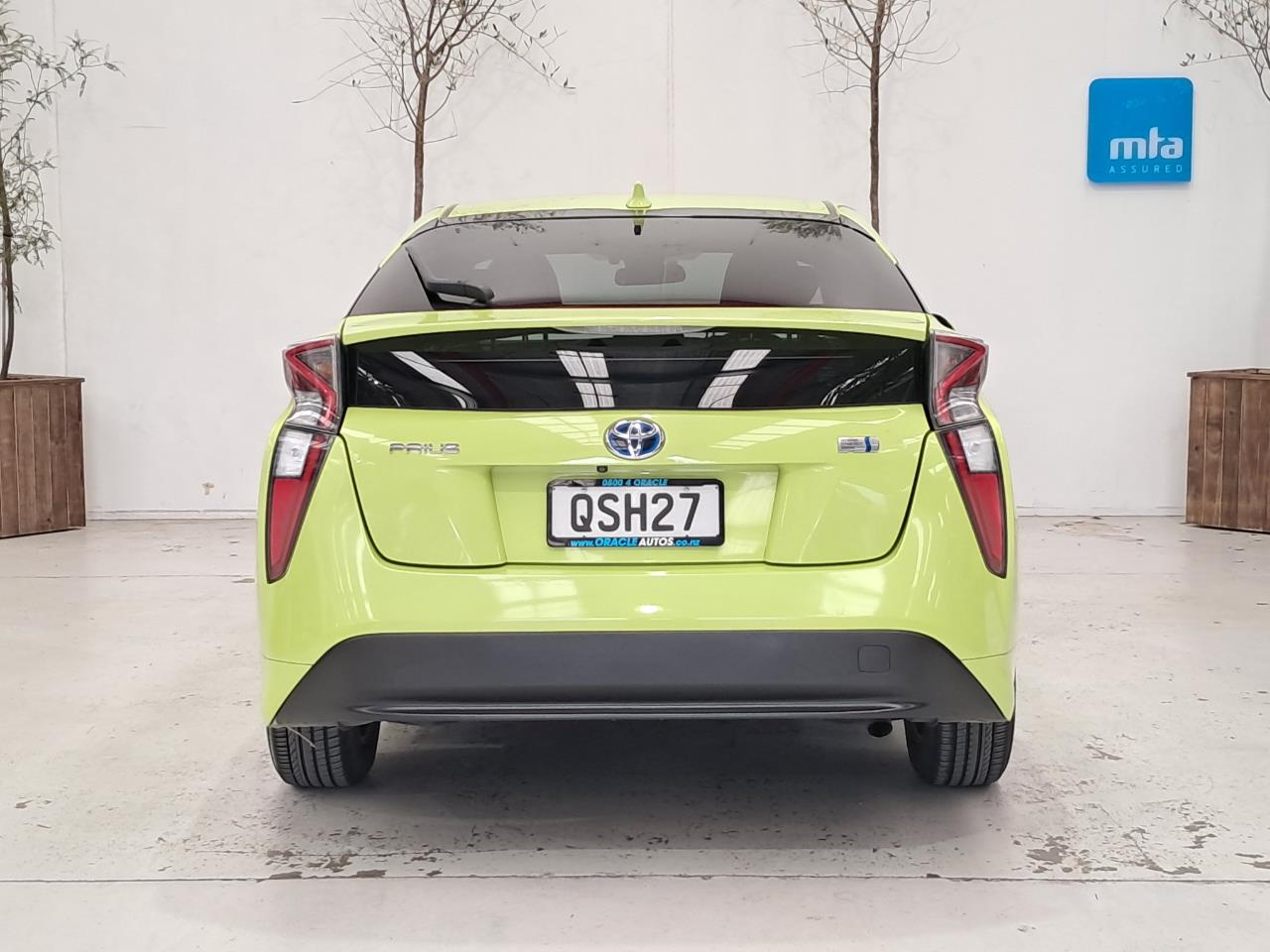 2016 Toyota Prius thumbnail