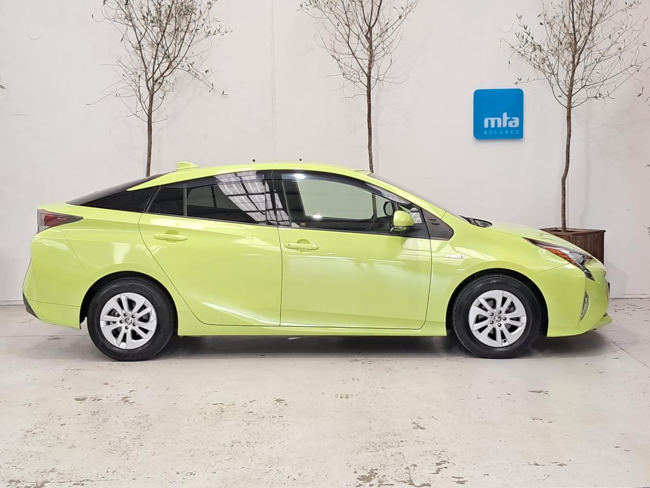 2016 Toyota Prius thumbnail