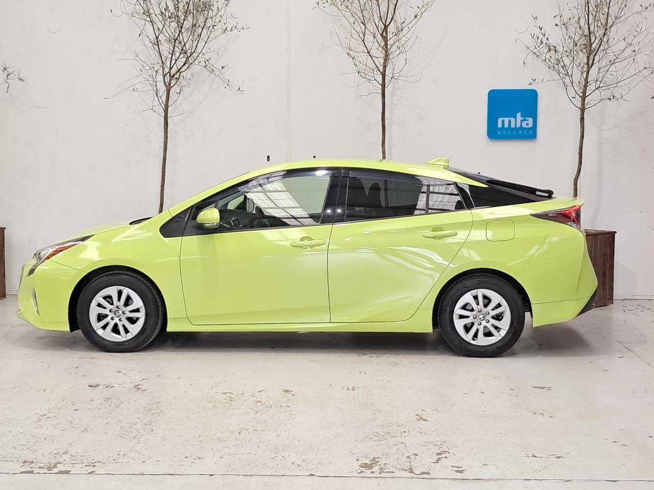 2016 Toyota Prius thumbnail