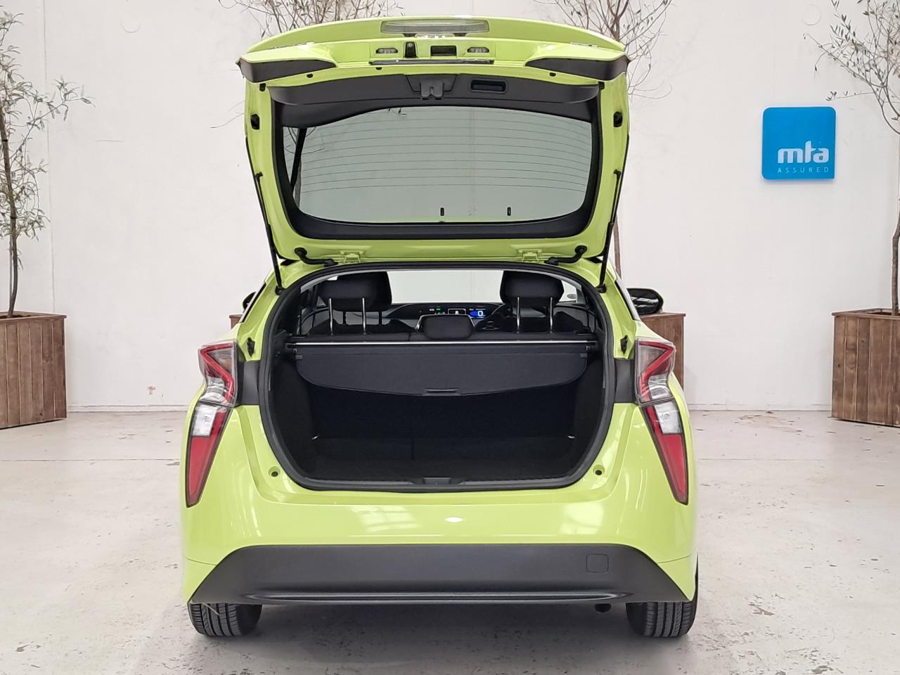 2016 Toyota Prius thumbnail