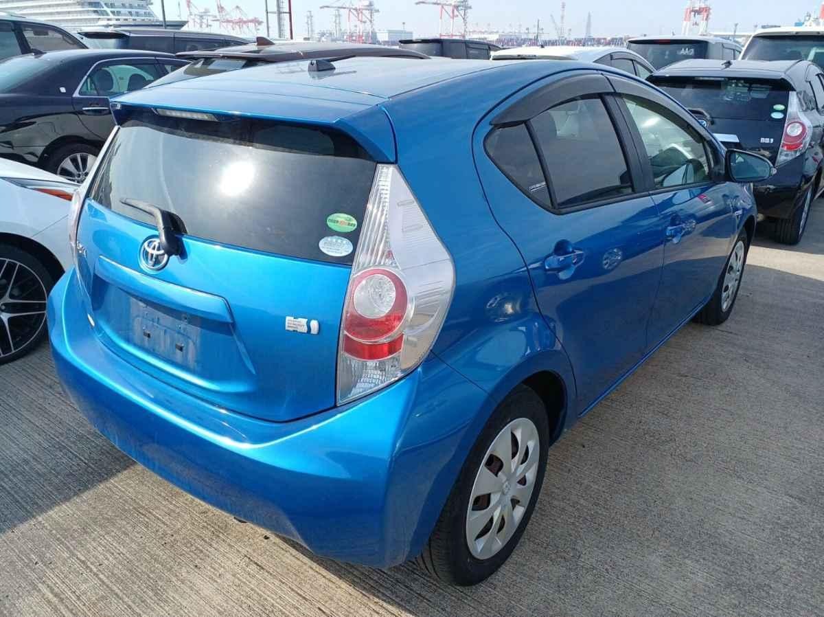 2013 Toyota Aqua thumbnail