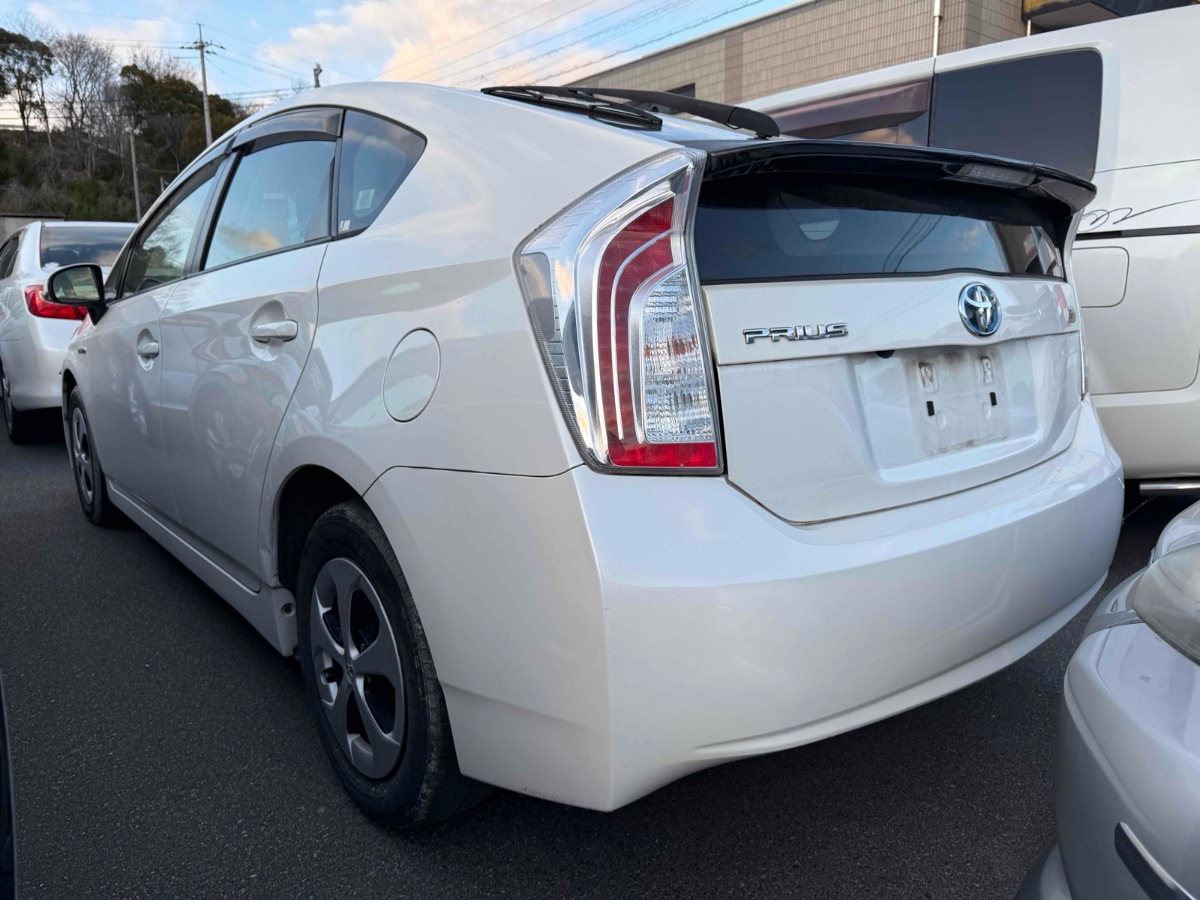 2012 Toyota Prius thumbnail
