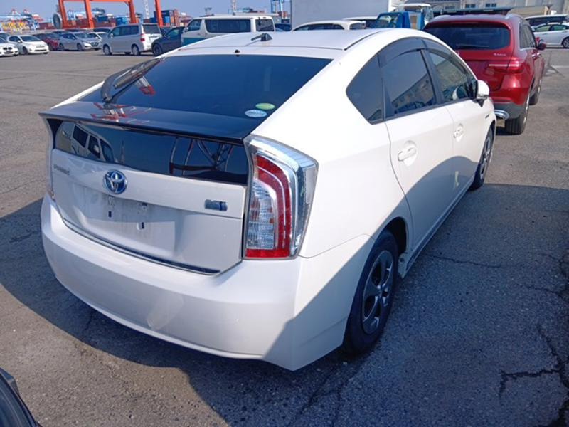 2013 Toyota Prius thumbnail