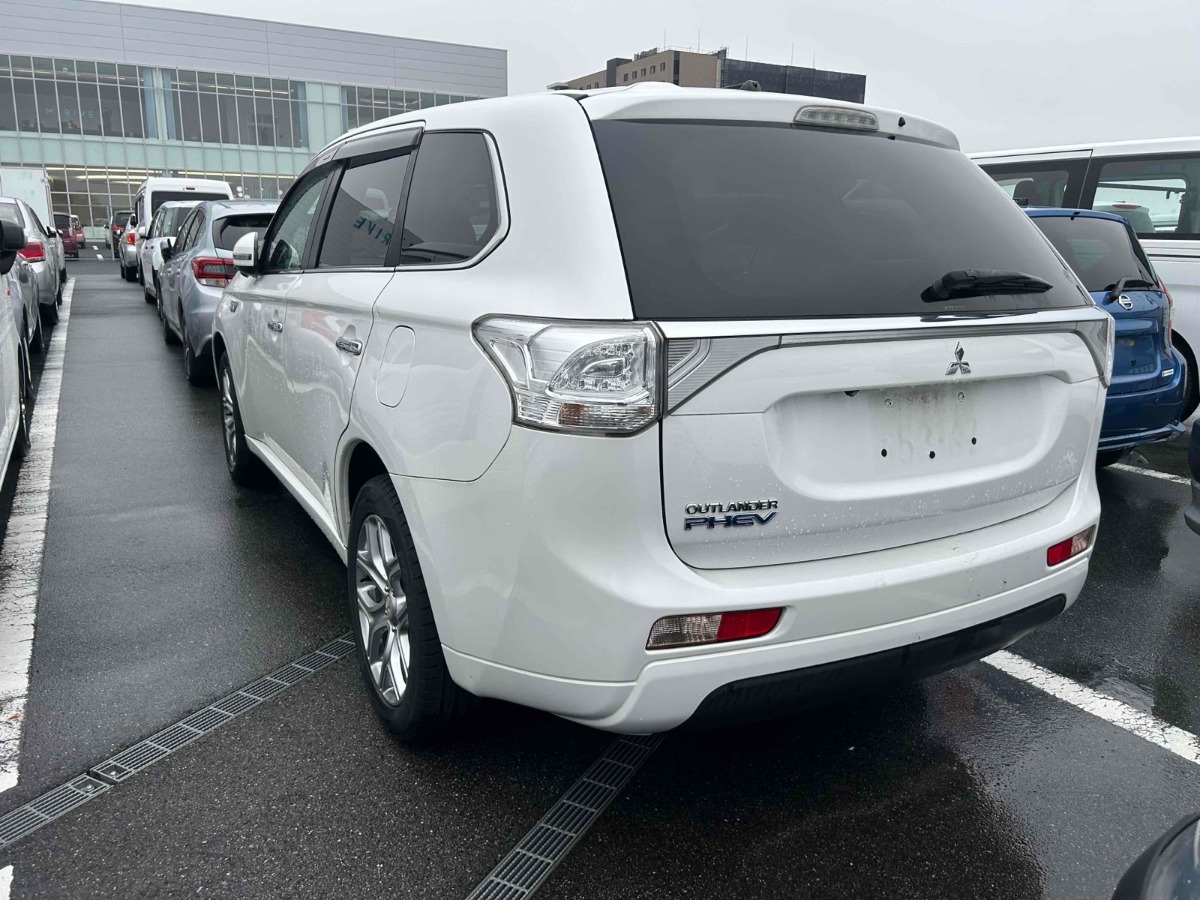 2015 Mitsubishi Outlander thumbnail