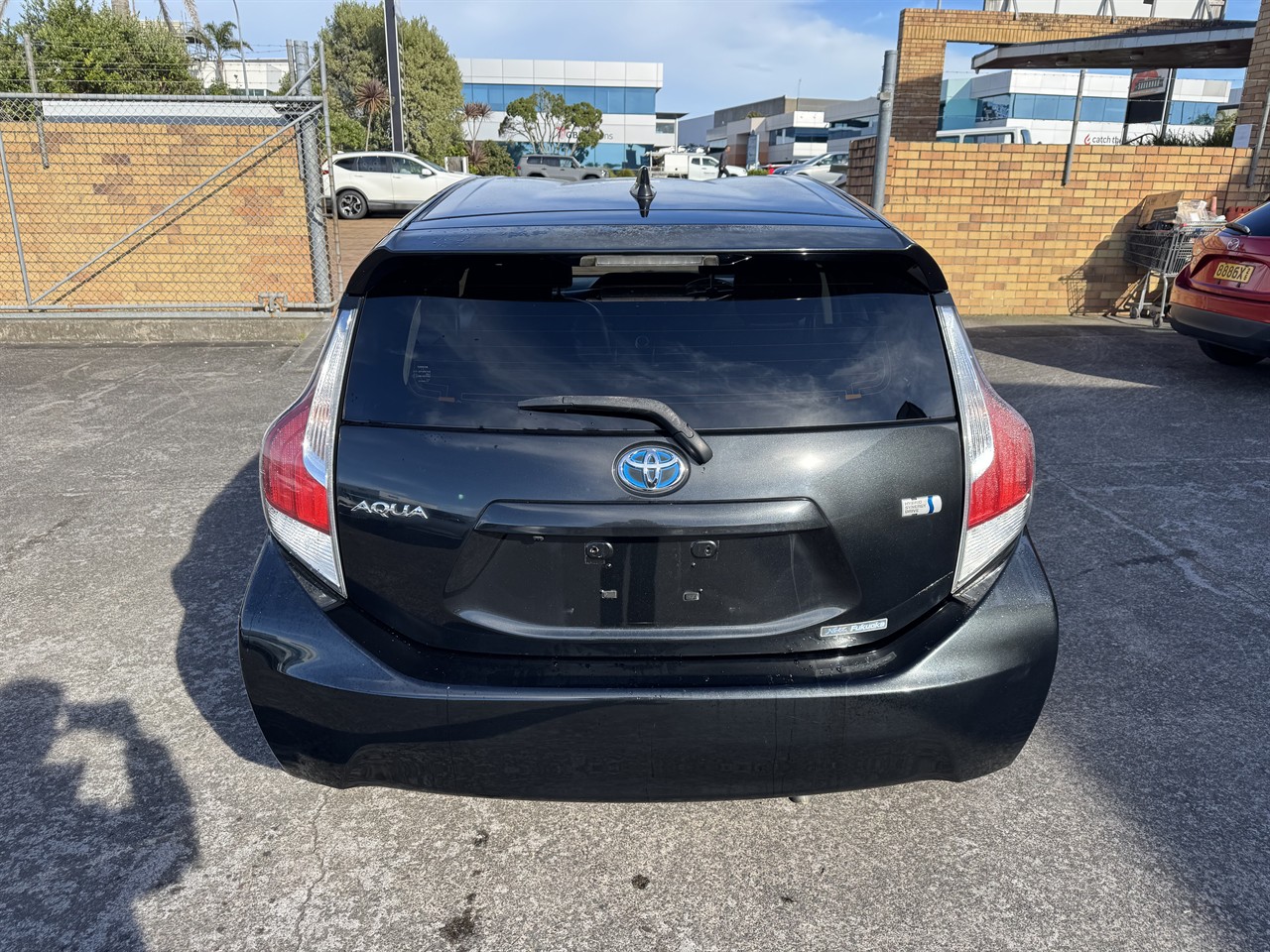 2015 Toyota Aqua thumbnail