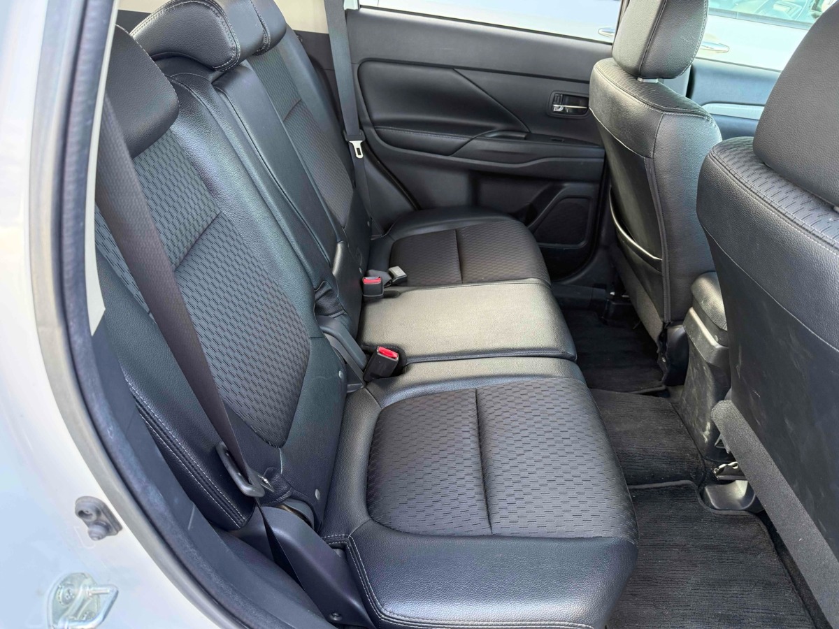 2014 Mitsubishi Outlander thumbnail
