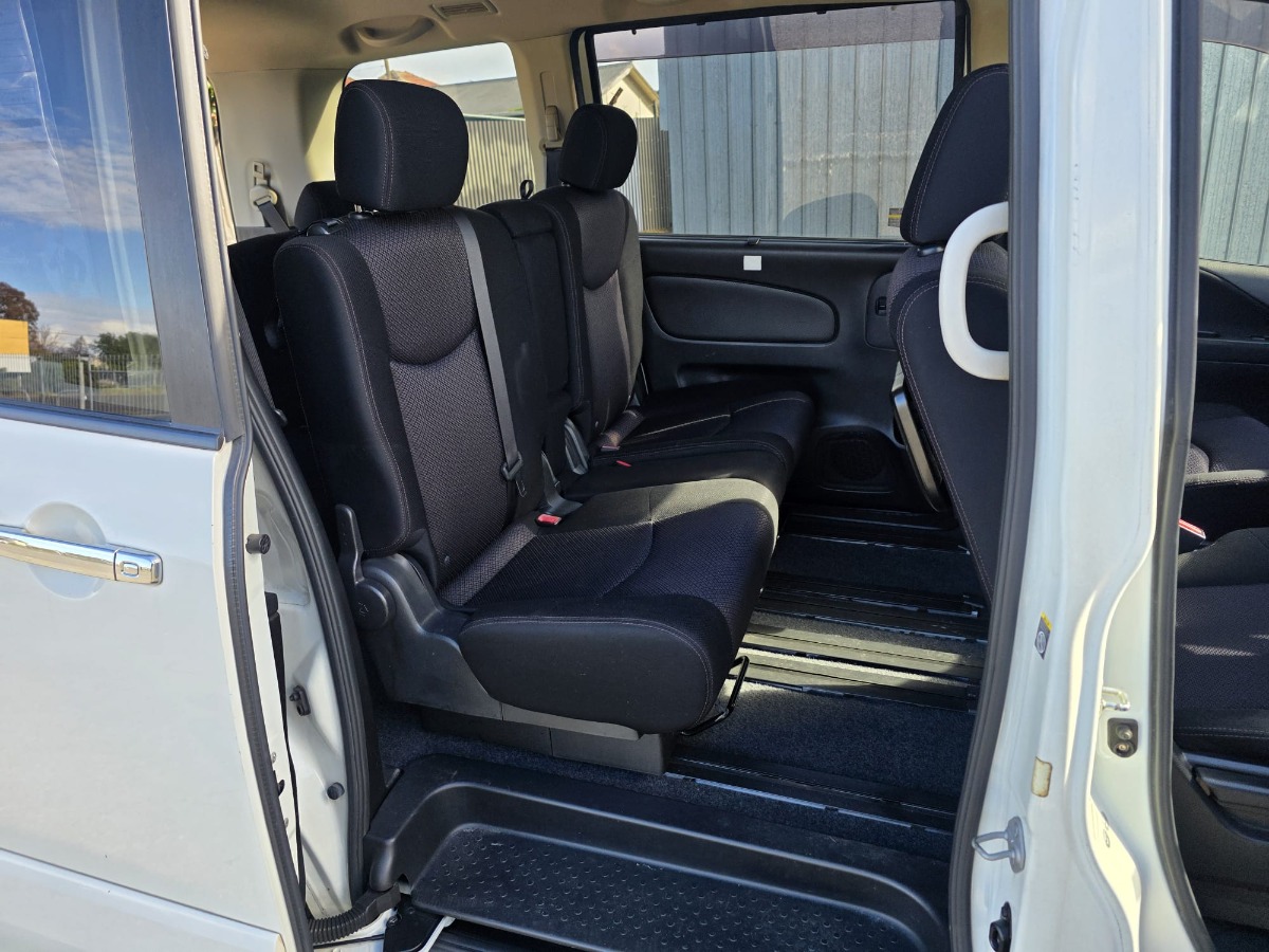 2013 Nissan Serena thumbnail
