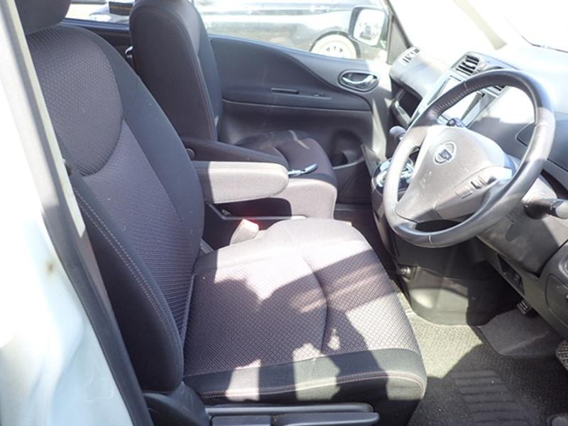2013 Nissan Serena thumbnail