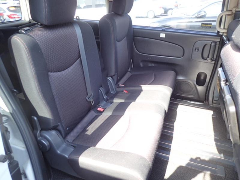 2013 Nissan Serena thumbnail
