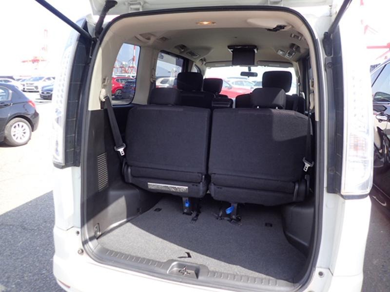 2013 Nissan Serena thumbnail