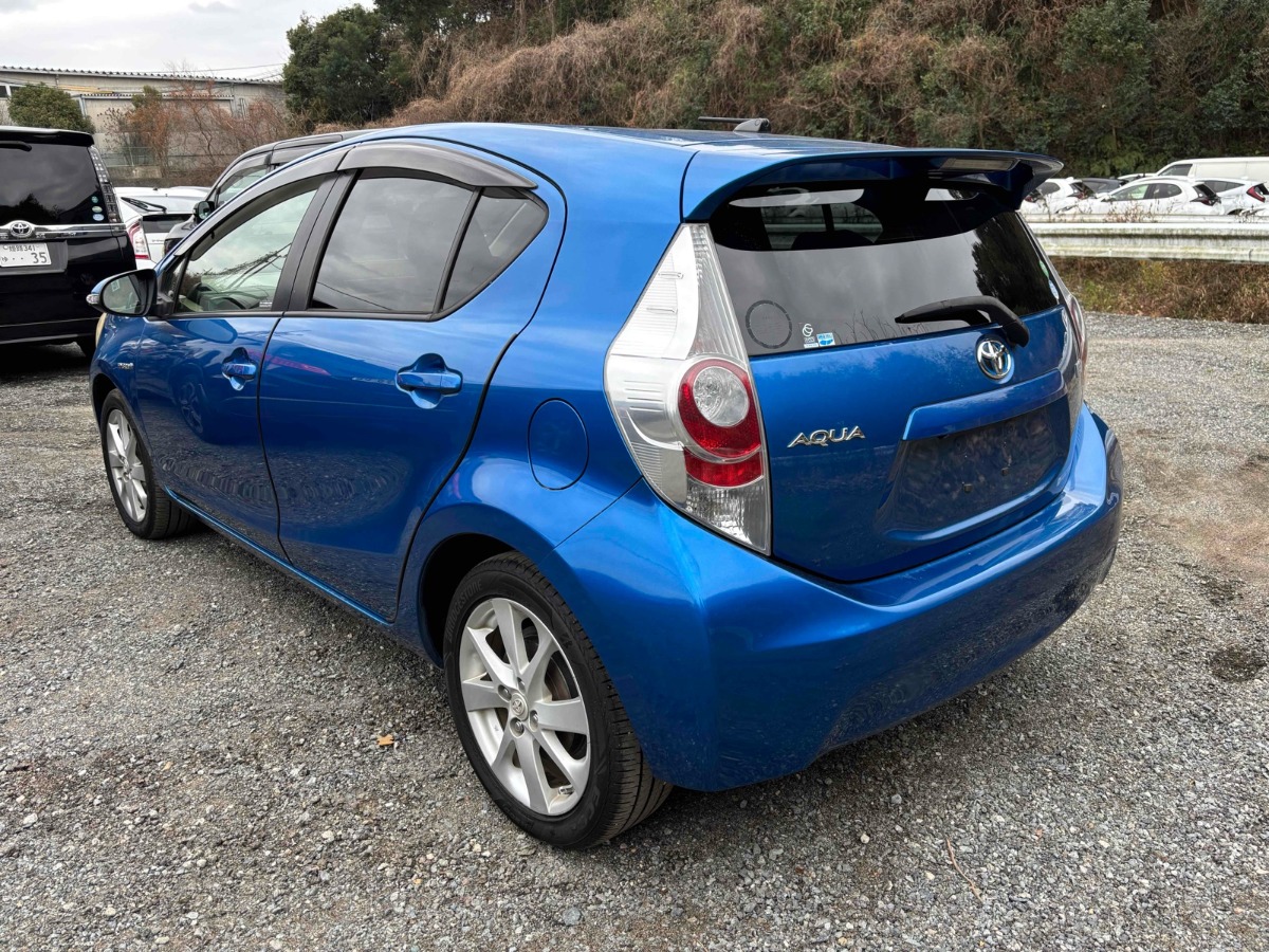 2013 Toyota Aqua thumbnail