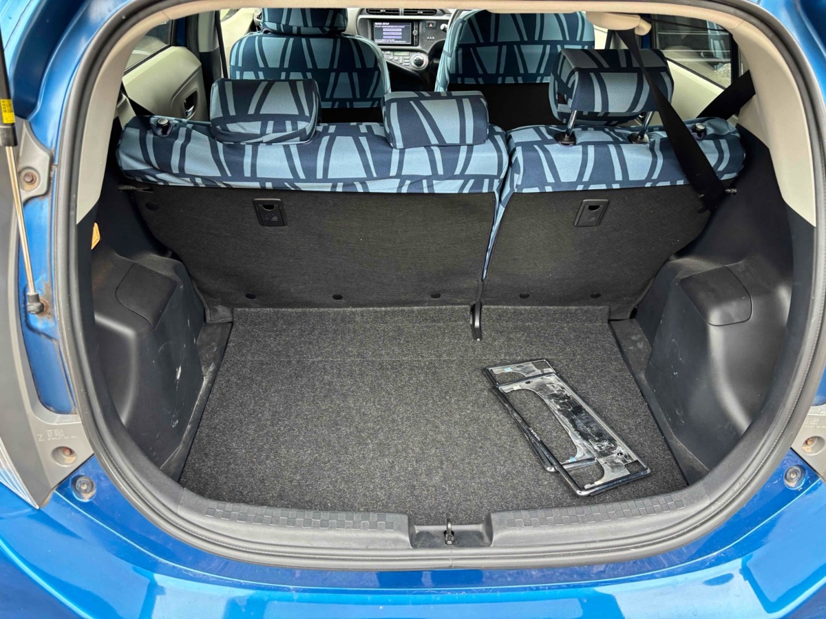 2013 Toyota Aqua thumbnail