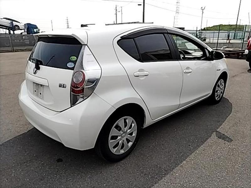 2013 Toyota Aqua thumbnail