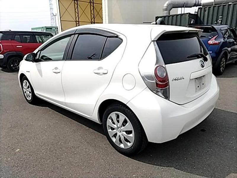 2013 Toyota Aqua thumbnail