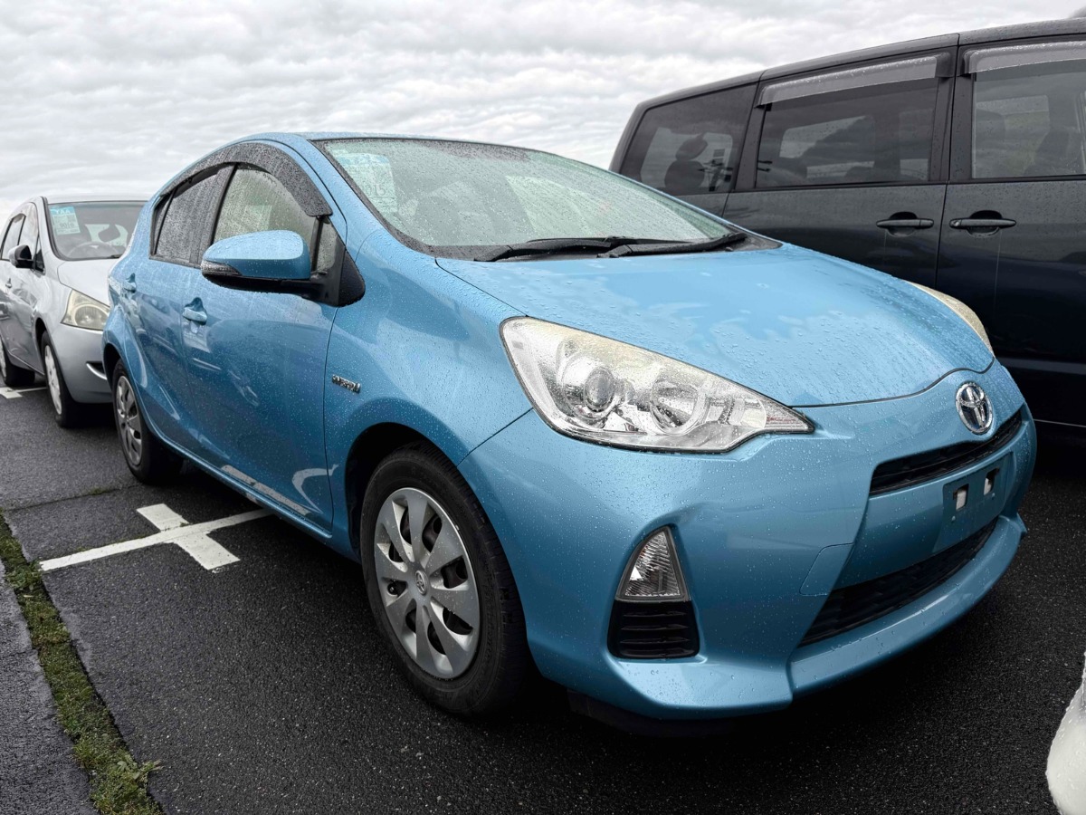2013 Toyota Aqua thumbnail