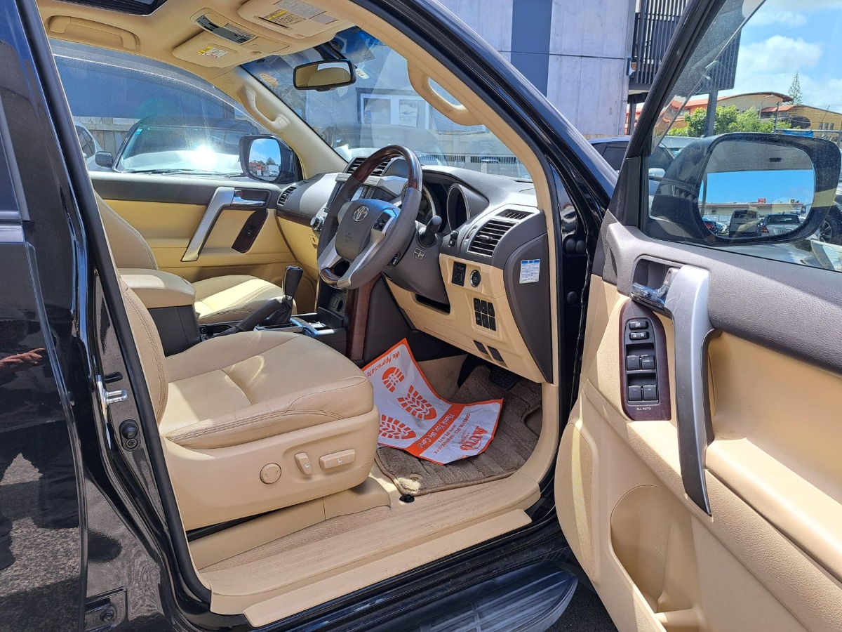 2015 Toyota Land thumbnail