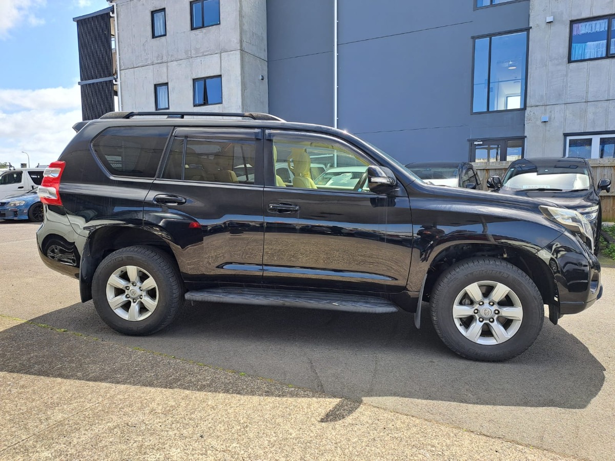2015 Toyota Land thumbnail