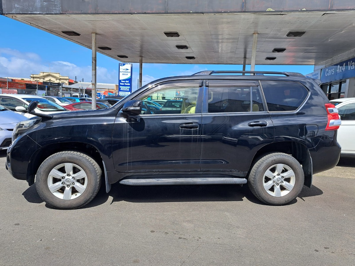 2015 Toyota Land thumbnail