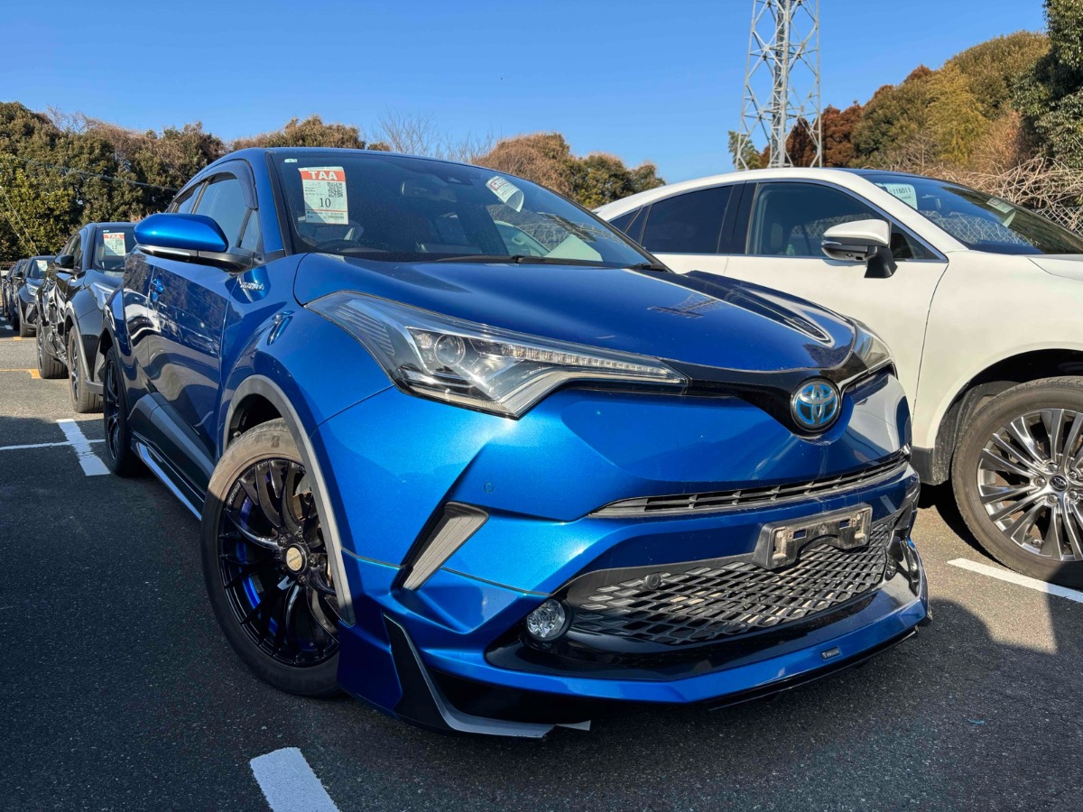 2017 Toyota C-HR thumbnail