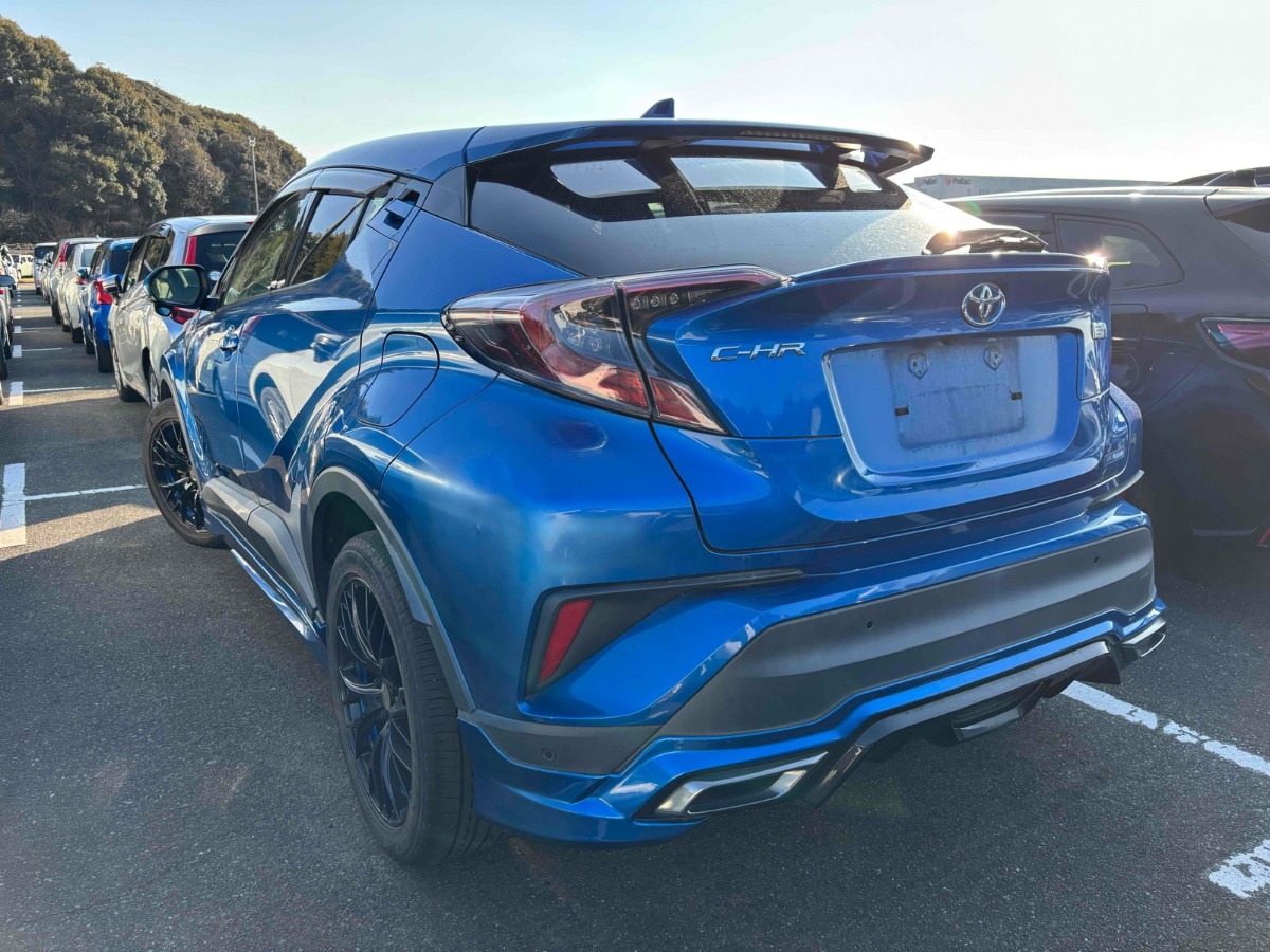 2017 Toyota C-HR thumbnail
