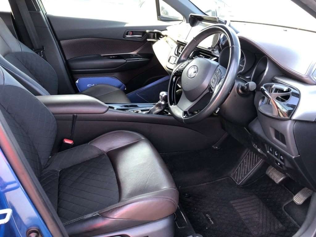 2017 Toyota C-HR thumbnail