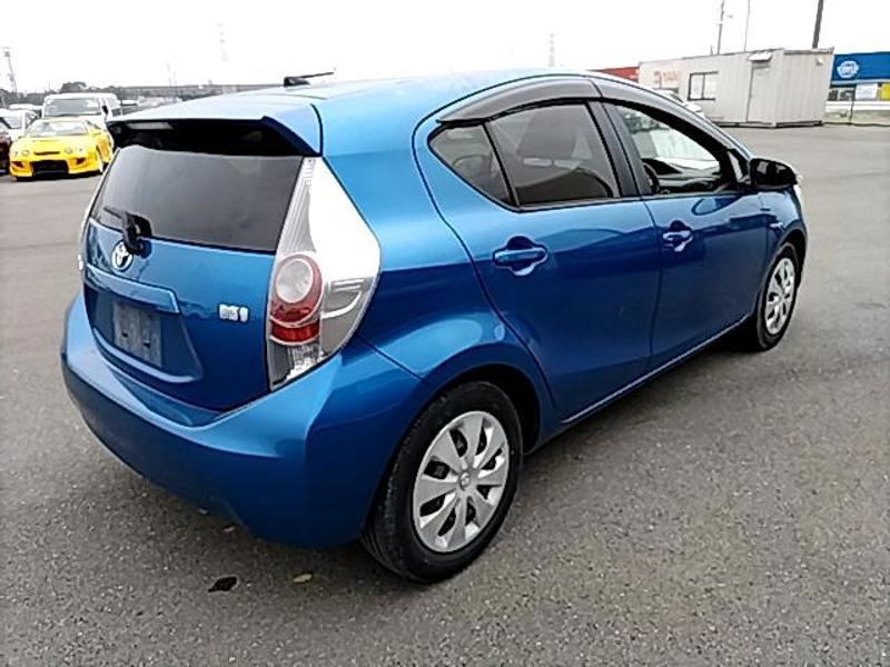 2013 Toyota Aqua thumbnail