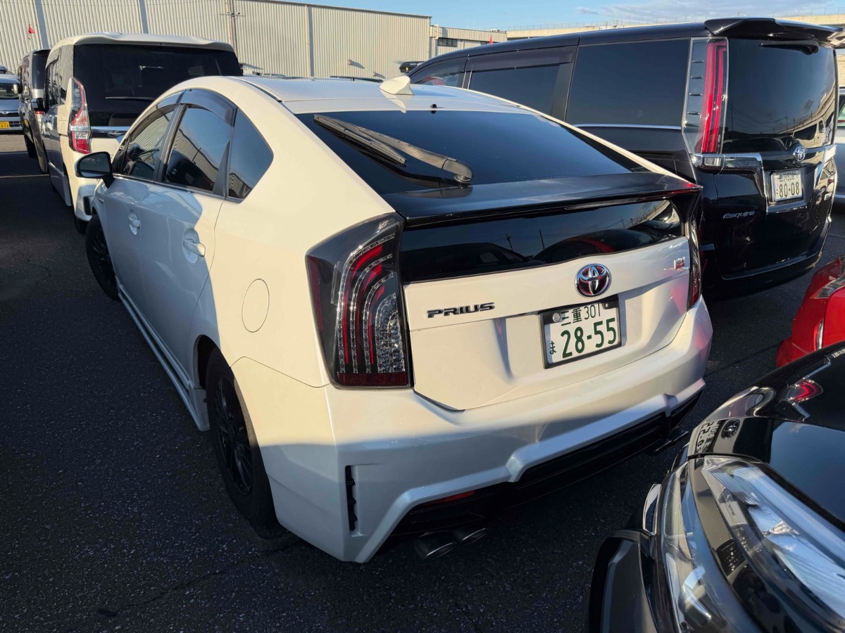 2014 Toyota Prius thumbnail
