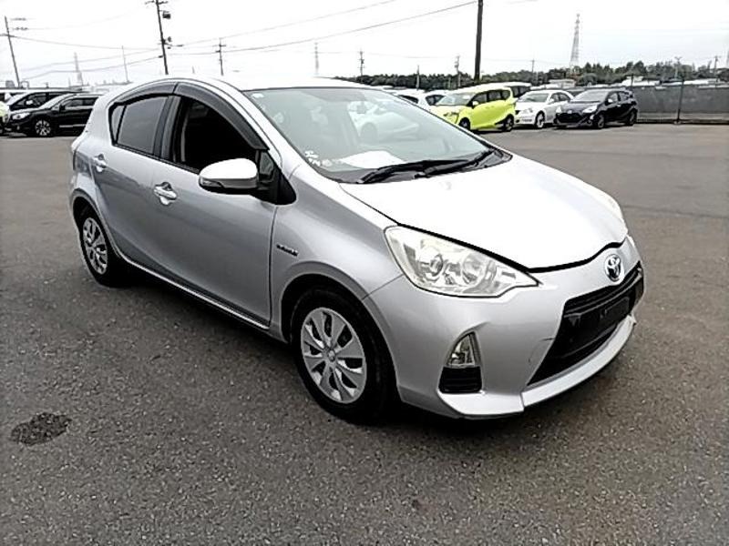 2013 Toyota Aqua thumbnail