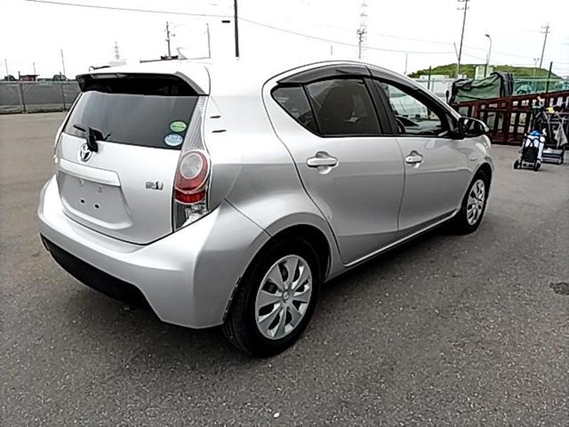 2013 Toyota Aqua thumbnail