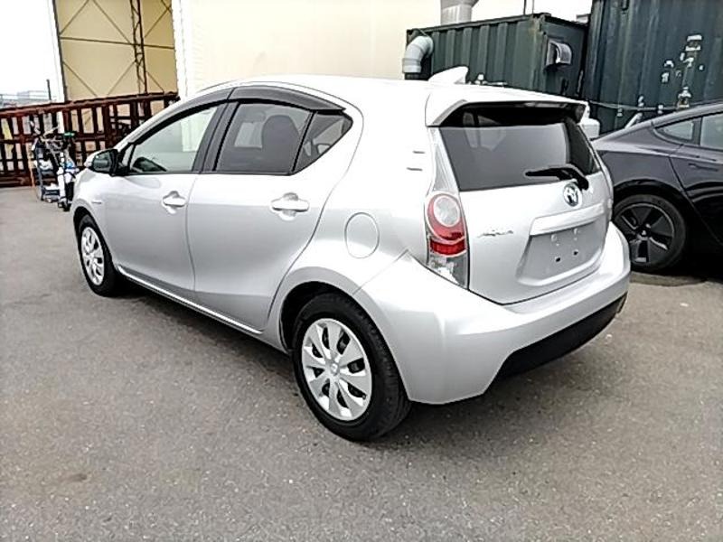 2013 Toyota Aqua thumbnail