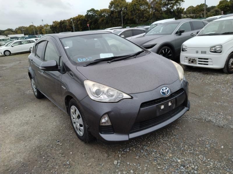 2013 Toyota Aqua thumbnail