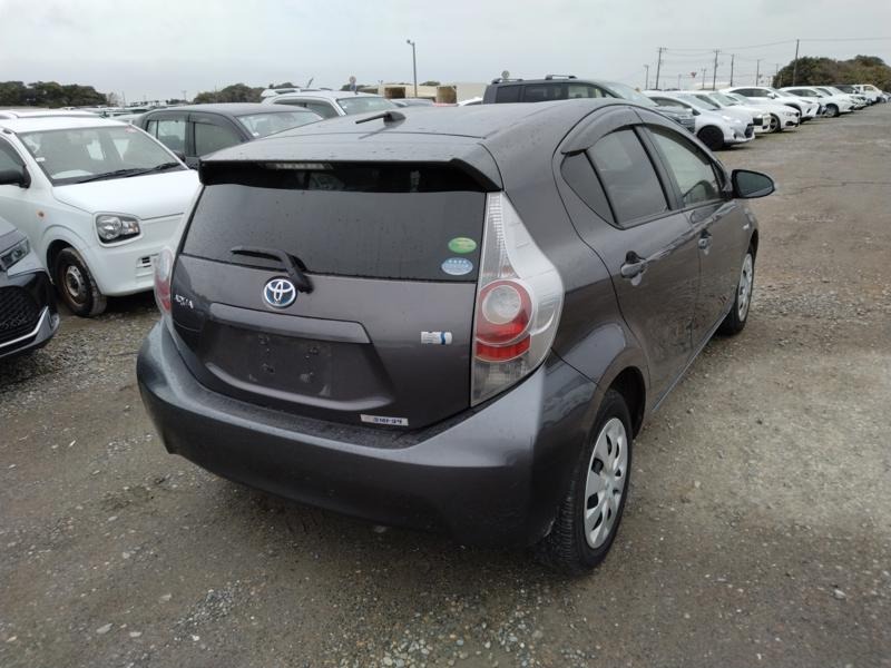 2013 Toyota Aqua thumbnail