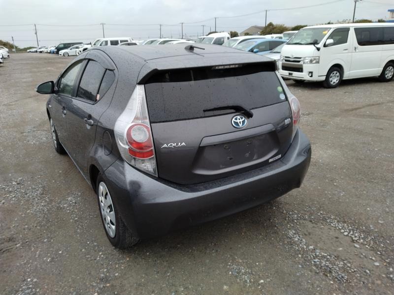 2013 Toyota Aqua thumbnail