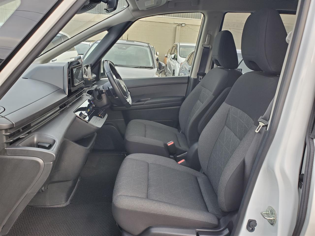 2023 Nissan Serena thumbnail