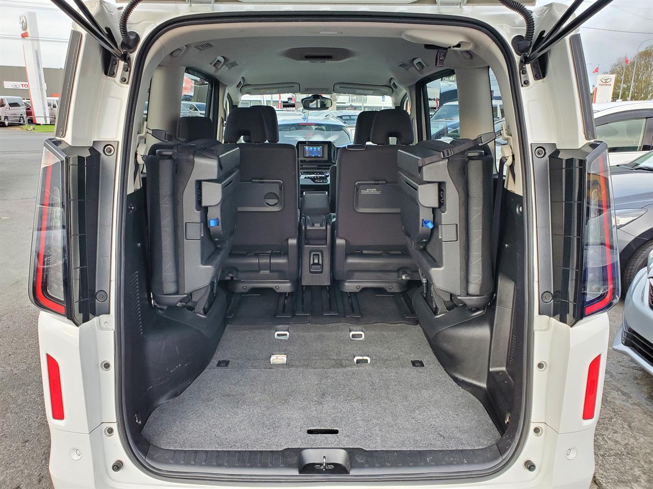 2023 Nissan Serena thumbnail