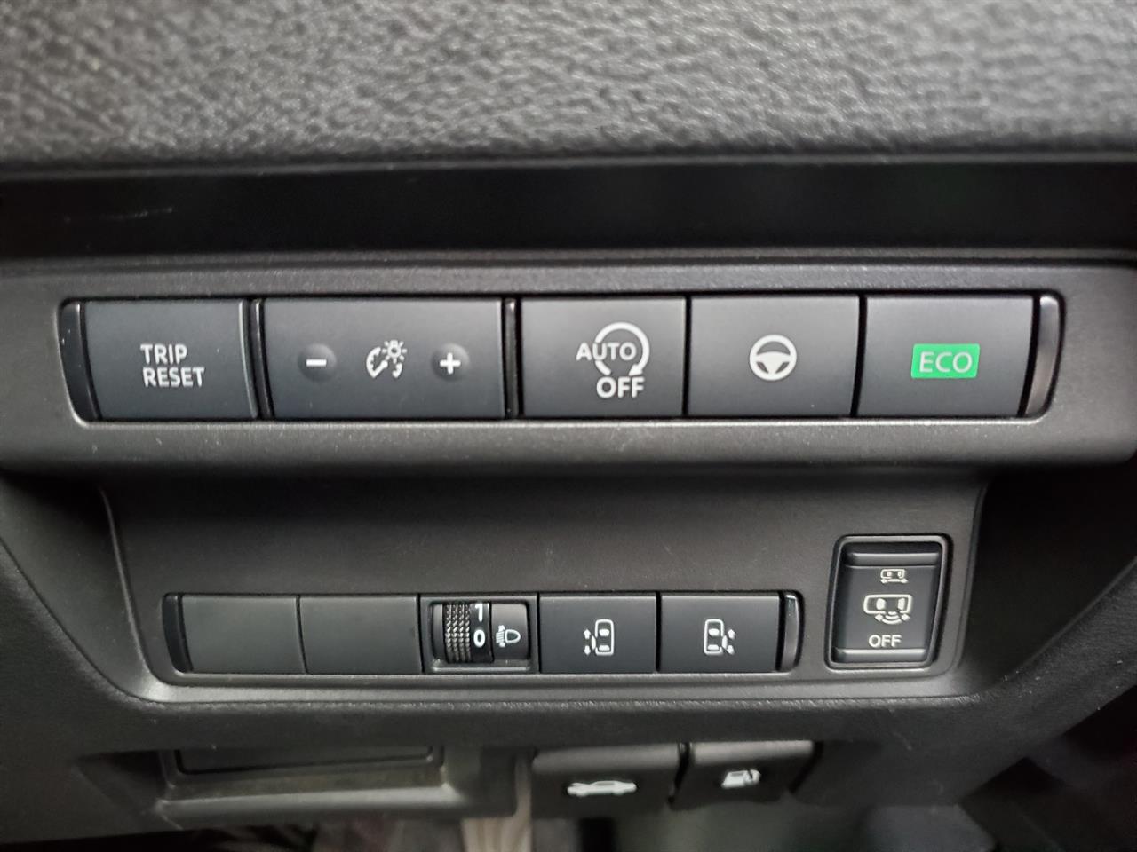 2023 Nissan Serena thumbnail