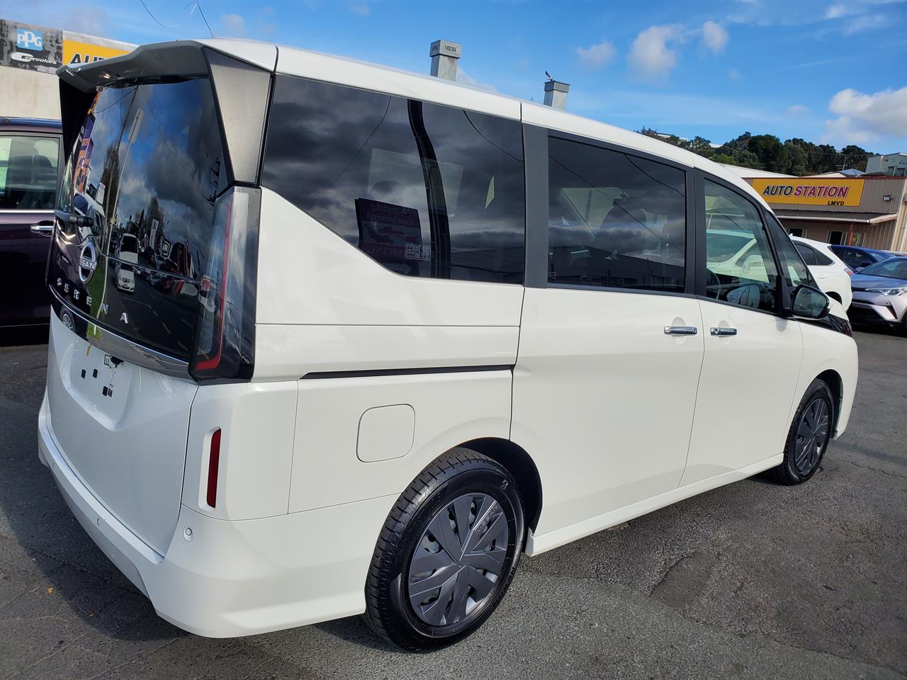 2023 Nissan Serena thumbnail