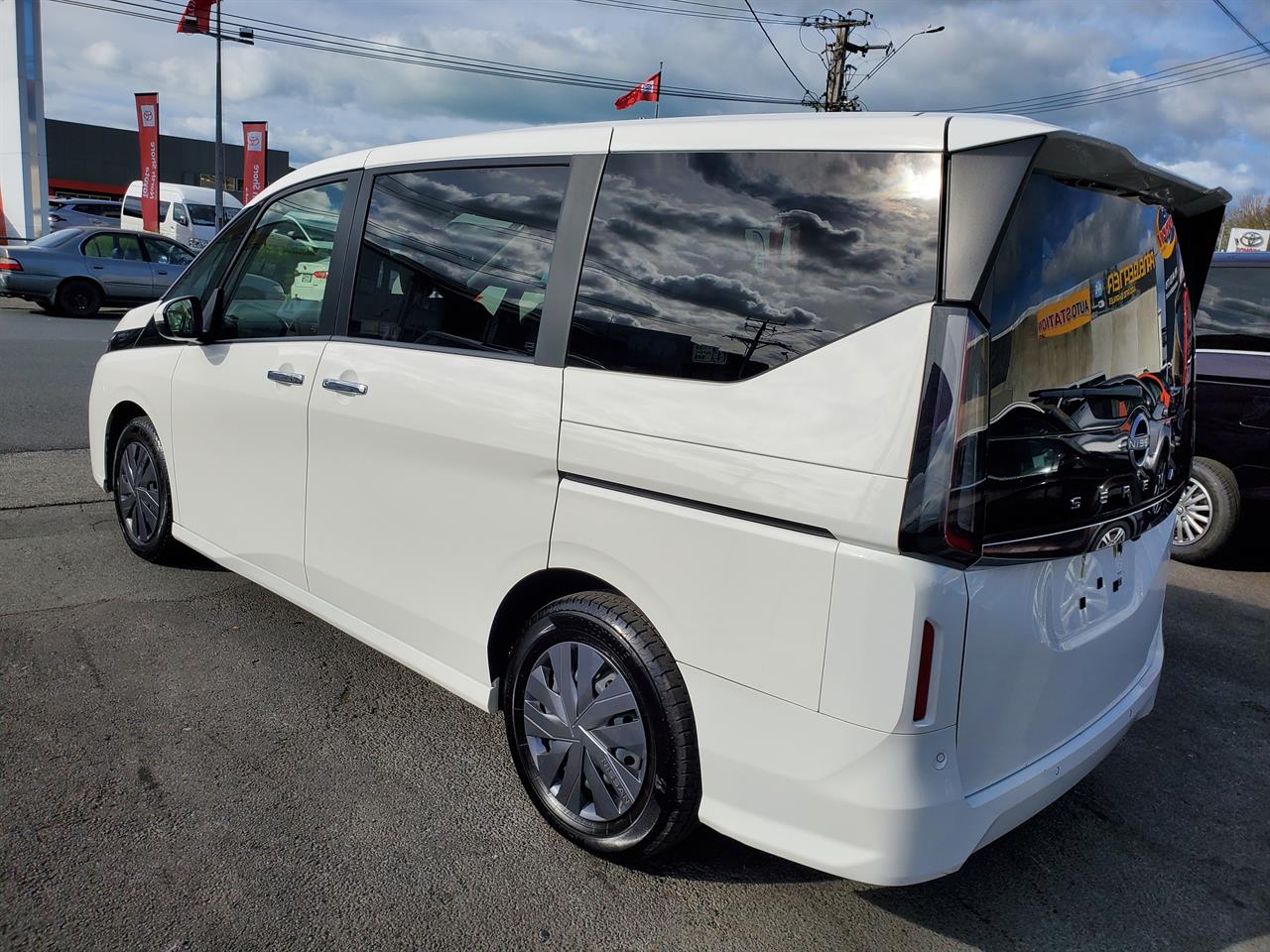 2023 Nissan Serena thumbnail