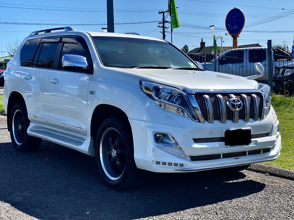 2017 Toyota Land thumbnail