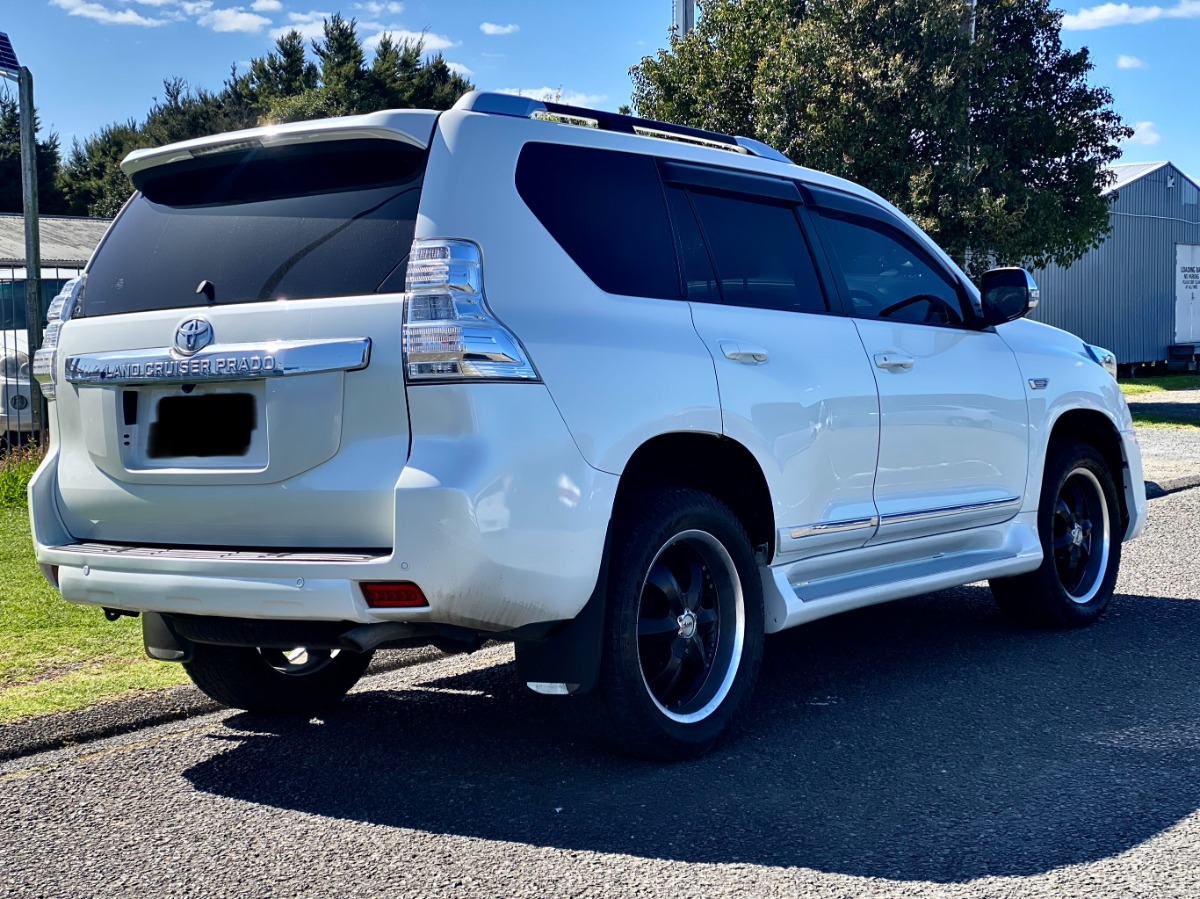 2017 Toyota Land thumbnail