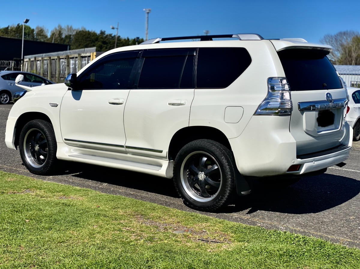2017 Toyota Land thumbnail