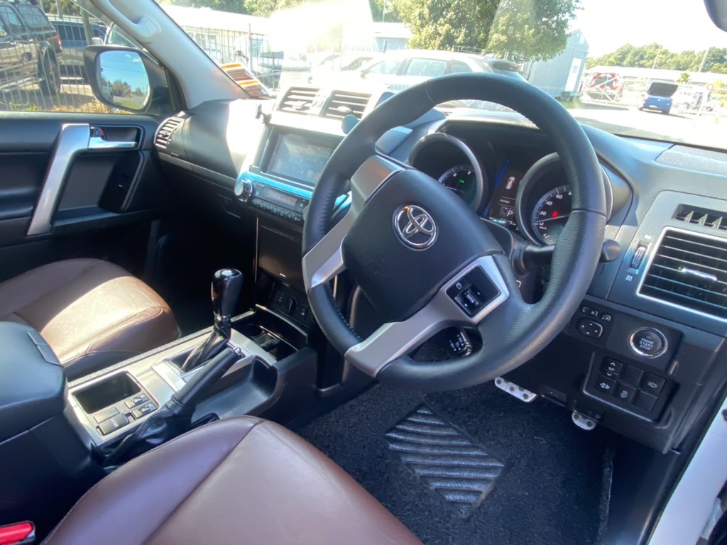 2017 Toyota Land thumbnail