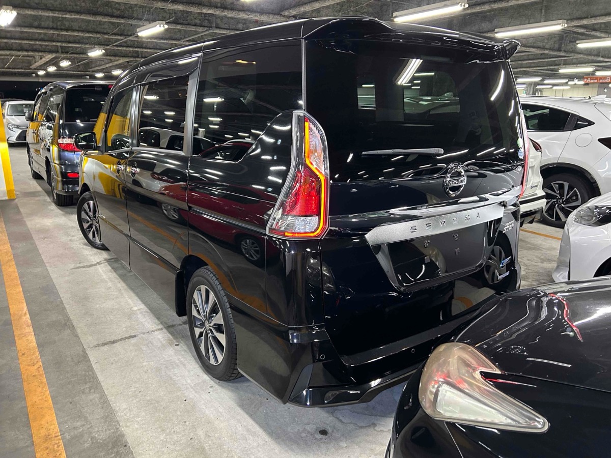 2016 Nissan Serena thumbnail